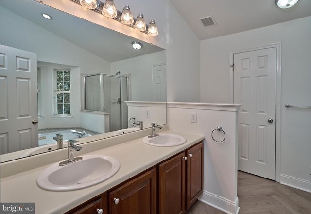 28 HERITAGE HILLS DR, Washington Crossing, PA 18977