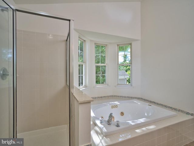 28 HERITAGE HILLS DR, Washington Crossing, PA 18977