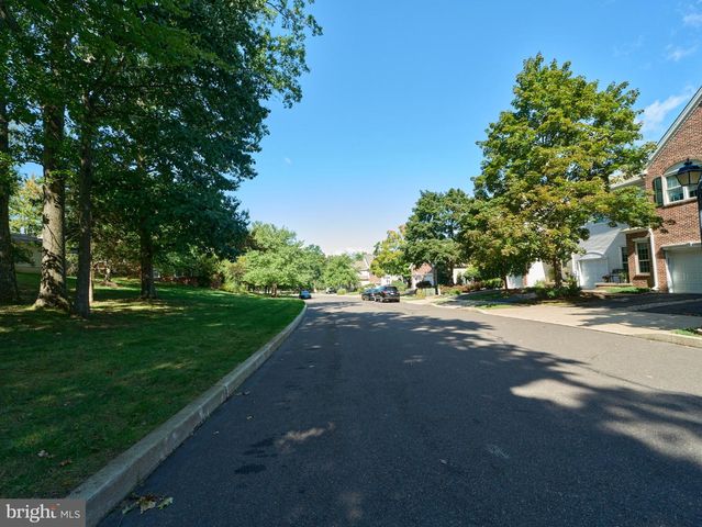 28 HERITAGE HILLS DR, Washington Crossing, PA 18977