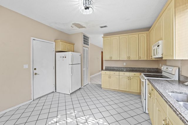 6797 Via Regina 4, Boca Raton, FL 33433
