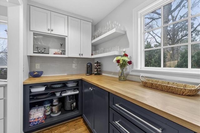 9815 Belinder Road, Leawood, KS 66206