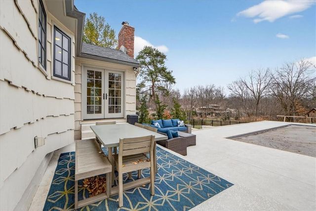 9815 Belinder Road, Leawood, KS 66206