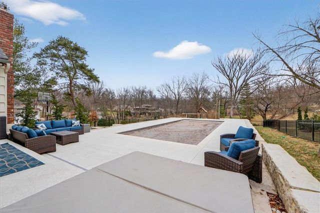 9815 Belinder Road, Leawood, KS 66206