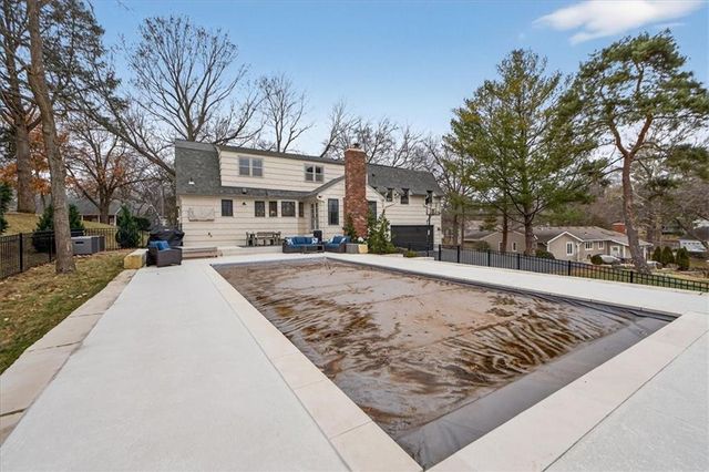 9815 Belinder Road, Leawood, KS 66206