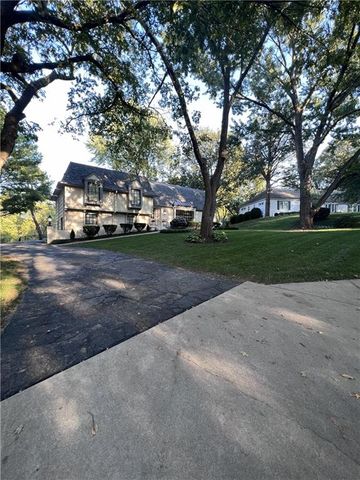 9815 Belinder Road, Leawood, KS 66206