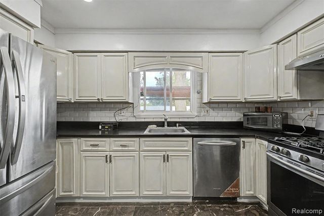 8650 Whitlock Avenue, Dearborn, MI 48126