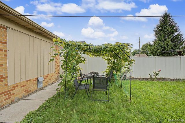 8650 Whitlock Avenue, Dearborn, MI 48126