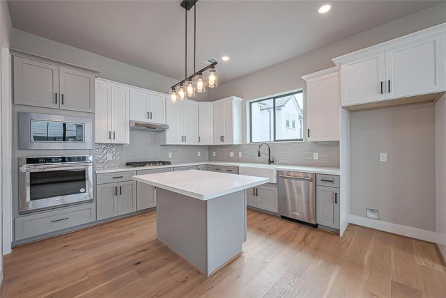 1222 W 24th Street D, Houston, TX 77008