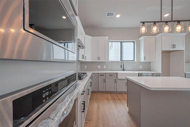 1222 W 24th Street D, Houston, TX 77008