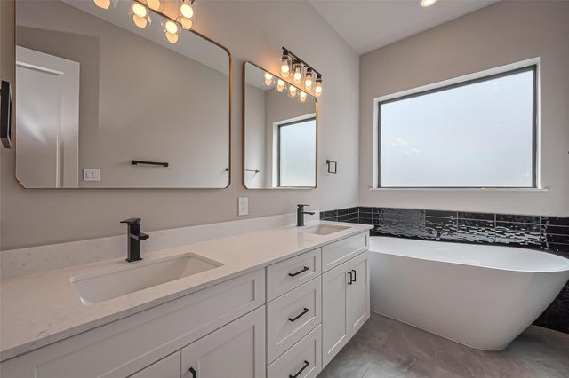 1222 W 24th Street D, Houston, TX 77008