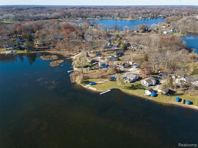 2146 Webster Park Drive, Howell, MI 48843