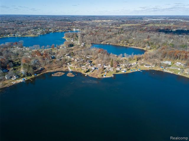 2146 Webster Park Drive, Howell, MI 48843