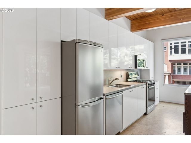 2538 Nw THURMAN St 202, Portland, OR 97210
