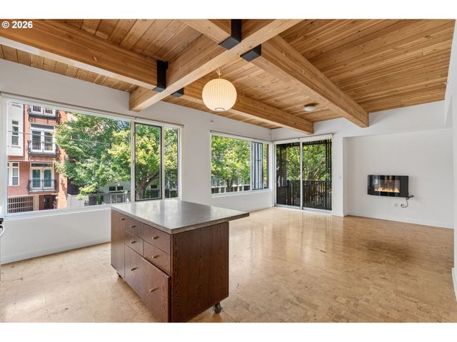 2538 Nw THURMAN St 202, Portland, OR 97210