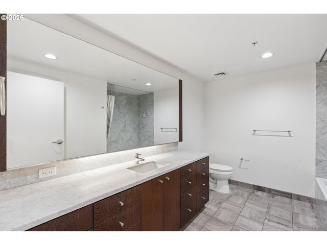 2538 Nw THURMAN St 202, Portland, OR 97210