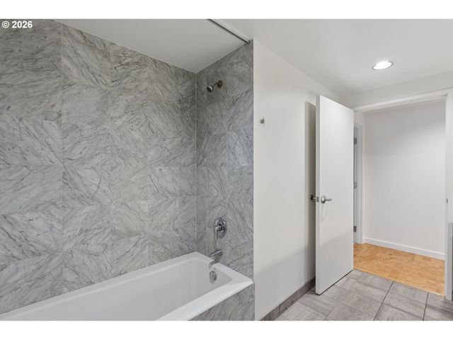 2538 Nw THURMAN St 202, Portland, OR 97210