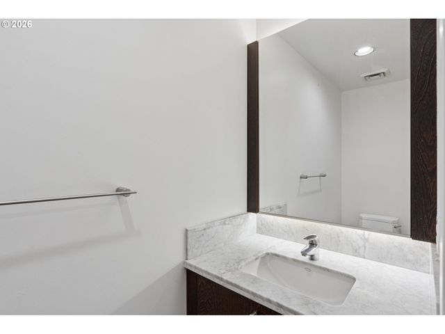 2538 Nw THURMAN St 202, Portland, OR 97210