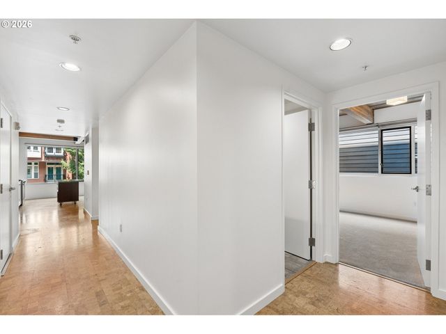 2538 Nw THURMAN St 202, Portland, OR 97210
