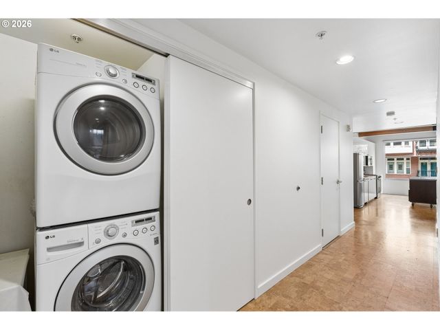 2538 Nw THURMAN St 202, Portland, OR 97210