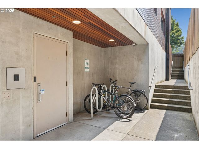 2538 Nw THURMAN St 202, Portland, OR 97210
