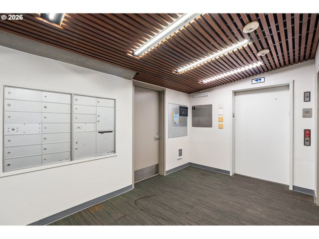 2538 Nw THURMAN St 202, Portland, OR 97210