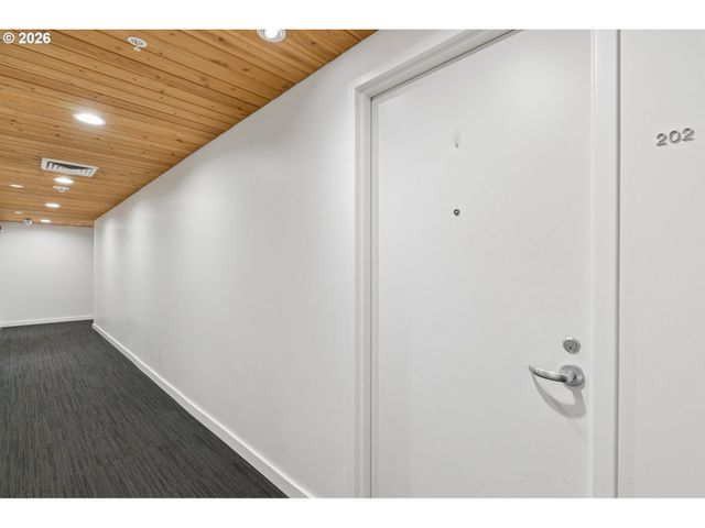 2538 Nw THURMAN St 202, Portland, OR 97210