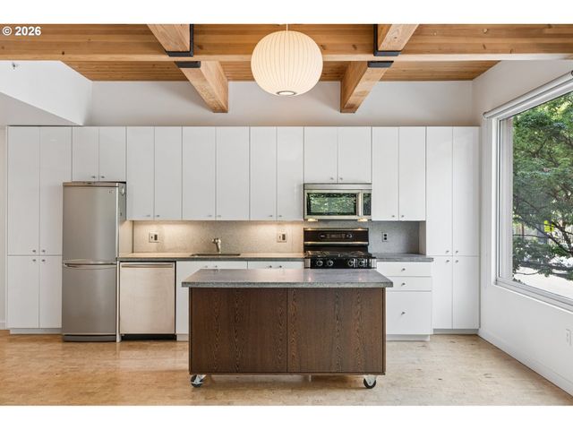 2538 Nw THURMAN St 202, Portland, OR 97210