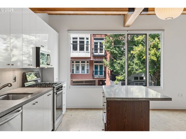 2538 Nw THURMAN St 202, Portland, OR 97210