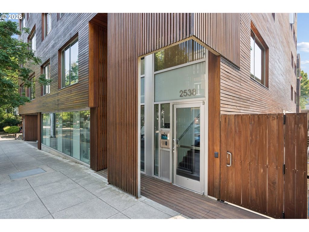 2538 Nw THURMAN St 202, Portland, OR 97210