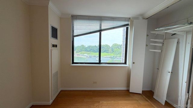 269-10 Grand Central Parkway 4U, Floral Park, NY 11005
