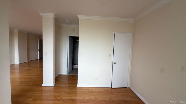 269-10 Grand Central Parkway 4U, Floral Park, NY 11005