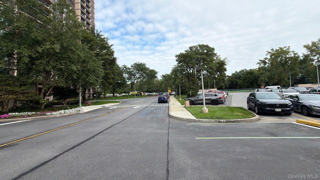 269-10 Grand Central Parkway 4U, Floral Park, NY 11005