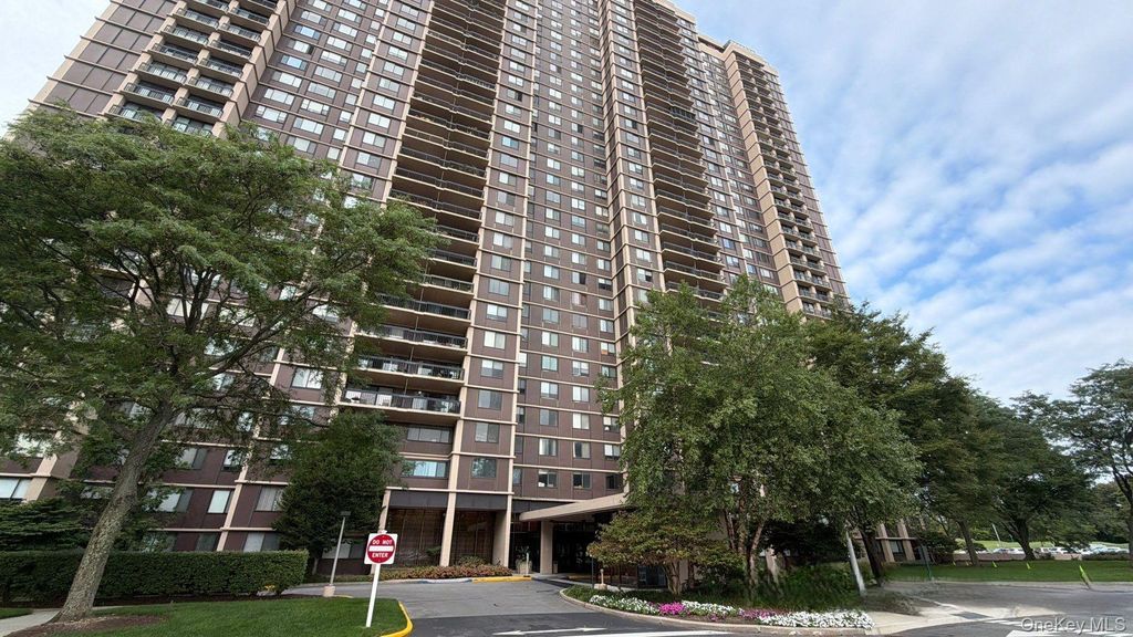 269-10 Grand Central Parkway 4U, Floral Park, NY 11005 — exterior