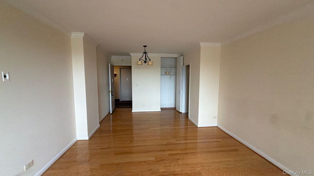 269-10 Grand Central Parkway 4U, Floral Park, NY 11005 — photo 4