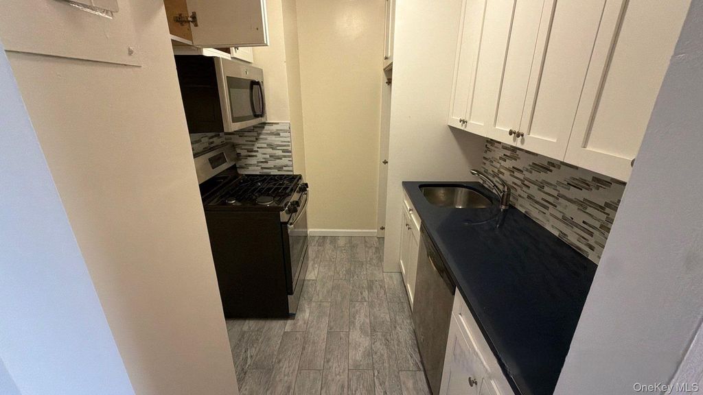 269-10 Grand Central Parkway 4U, Floral Park, NY 11005 — photo 5
