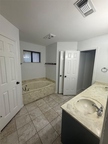 1009 Village Wood Court, Arlington, TX 76012