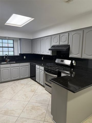 1009 Village Wood Court, Arlington, TX 76012