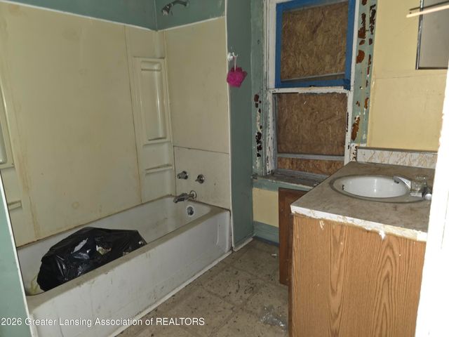 2315 N High Street, Lansing, MI 48906