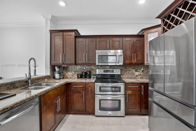 10614 SW 17th Pl, Davie, FL 33324