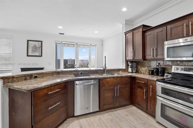 10614 SW 17th Pl, Davie, FL 33324