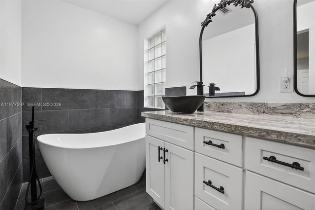 10614 SW 17th Pl, Davie, FL 33324