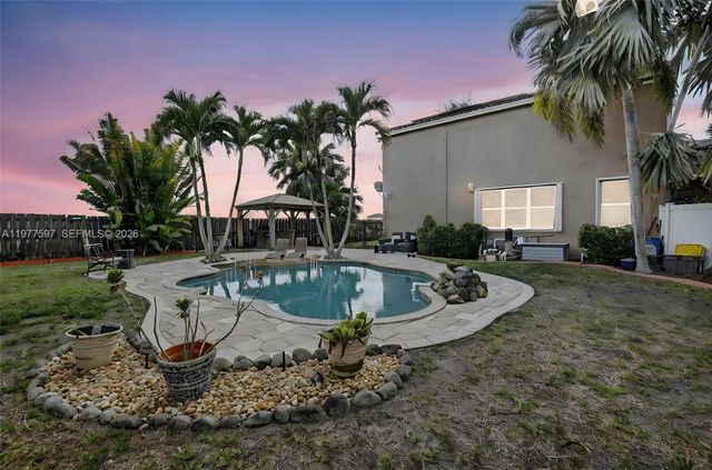 10614 SW 17th Pl, Davie, FL 33324