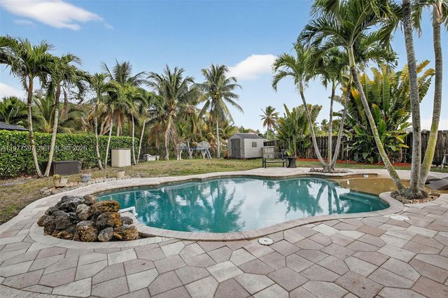 10614 SW 17th Pl, Davie, FL 33324