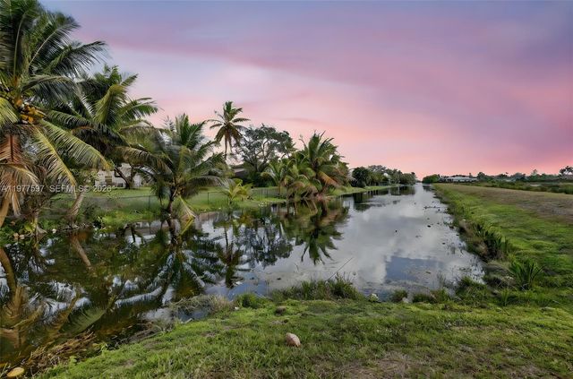 10614 SW 17th Pl, Davie, FL 33324