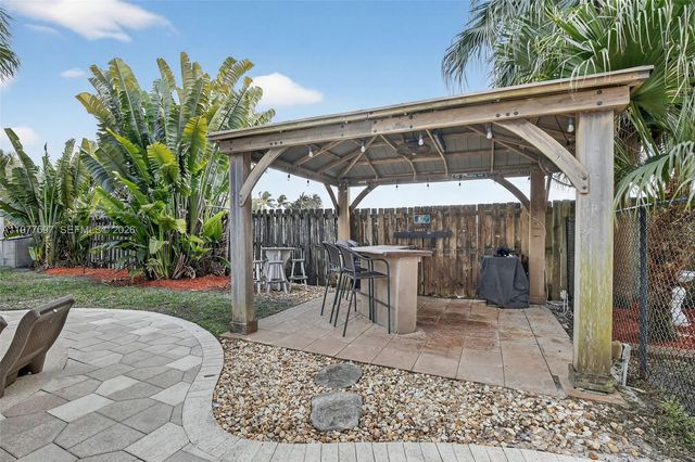 10614 SW 17th Pl, Davie, FL 33324