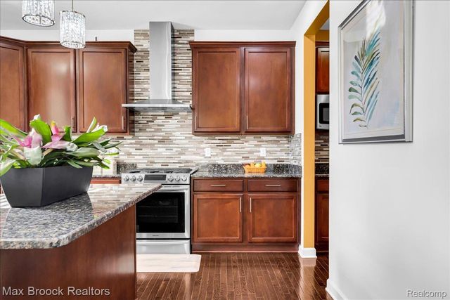 27023 Ladbroke Street, Novi, MI 48374