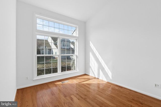 2460 LEYLAND RIDGE RD, Herndon, VA 20171