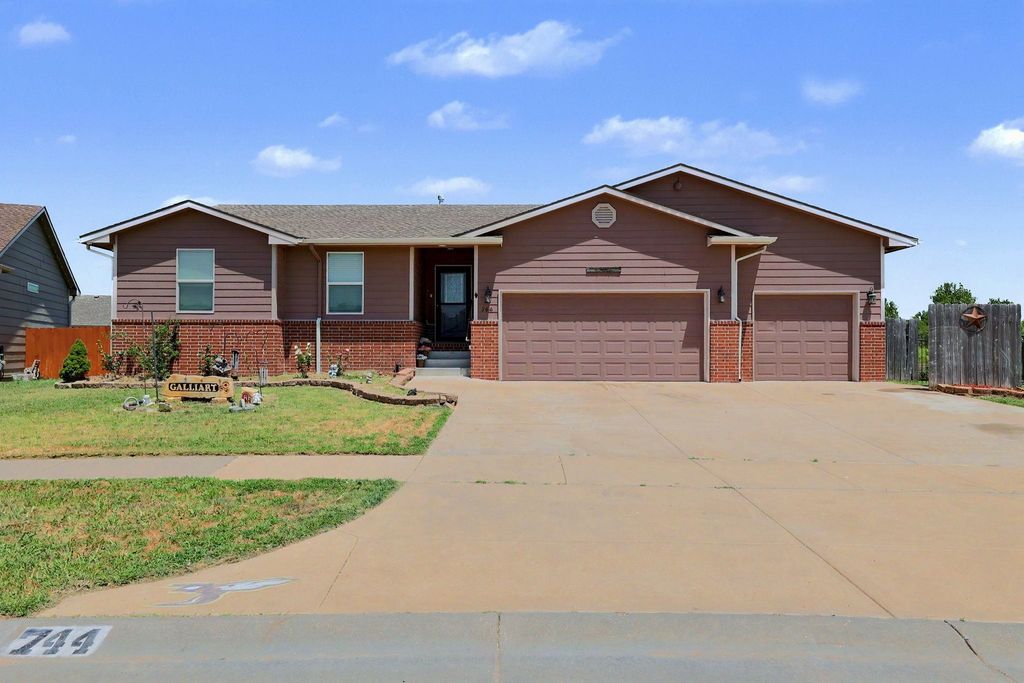 744 N Wakefield Ave., Valley Center, KS 67147