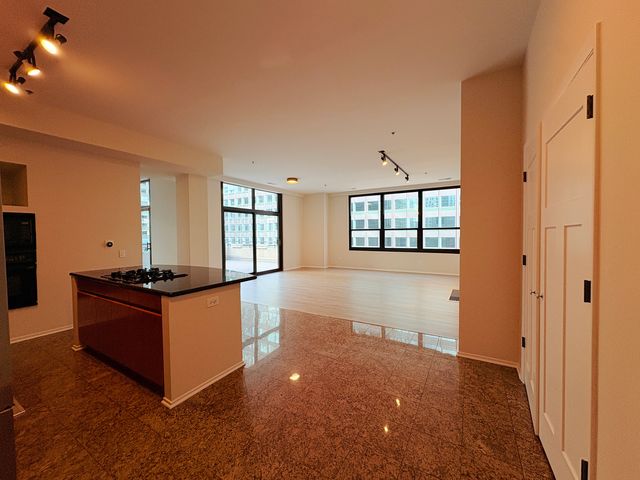 130 S Canal Street 9M, Chicago, IL 60606