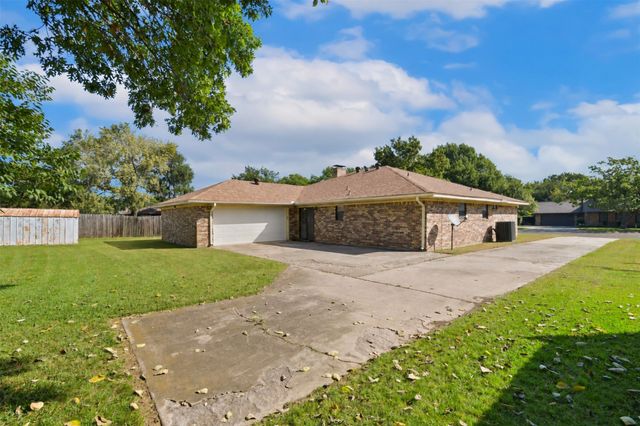 311 Wheeler Creek Court, Gainesville, TX 76240